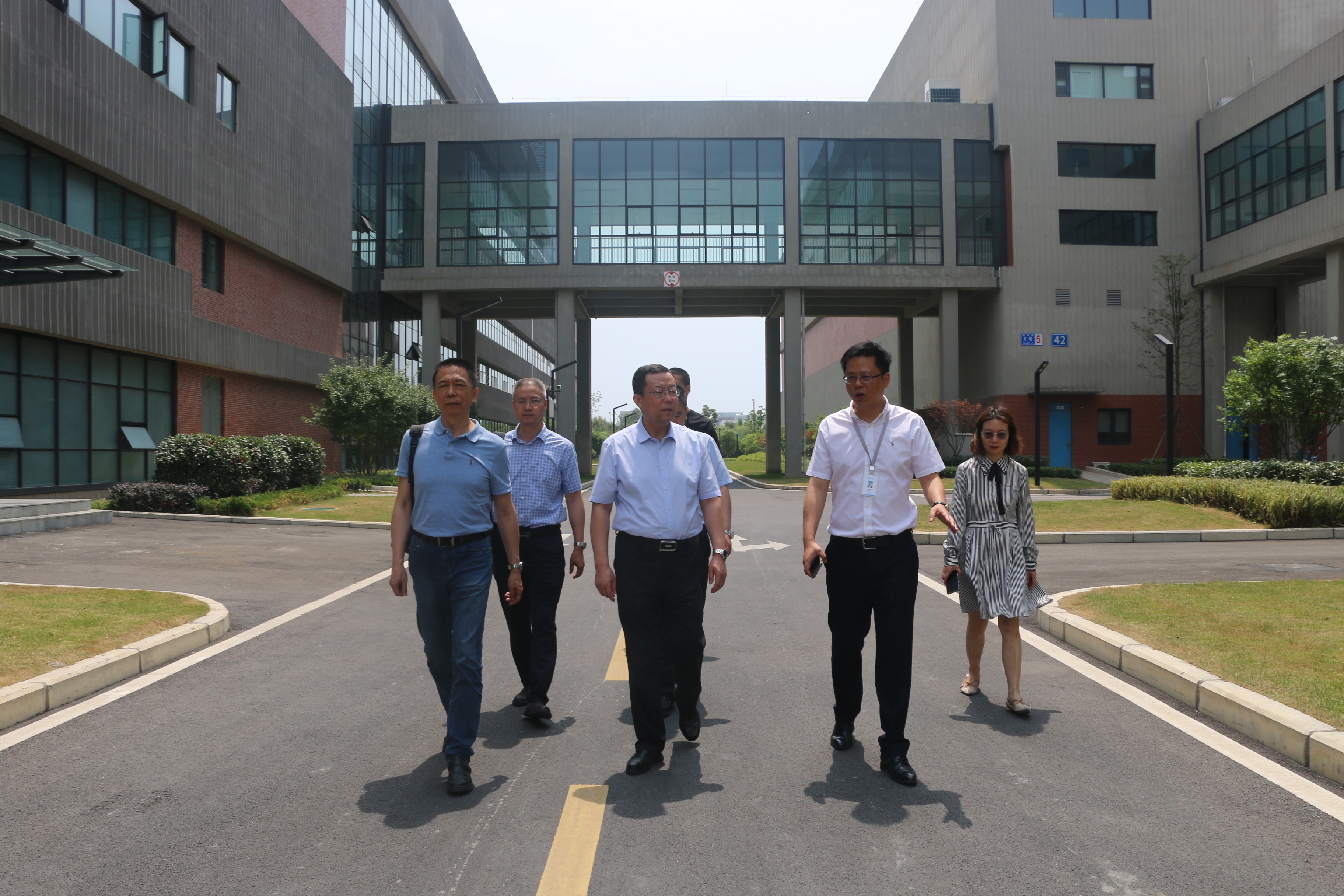 生命与食品学部王玉炯部长一行赴成都高新区生物医药相关企业进行访企拓岗