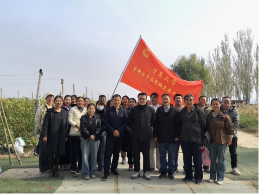 秋日采摘丰收果 光影铸魂砺初心 ——生命与食品学部组织教职工秋游暨主题观影活动