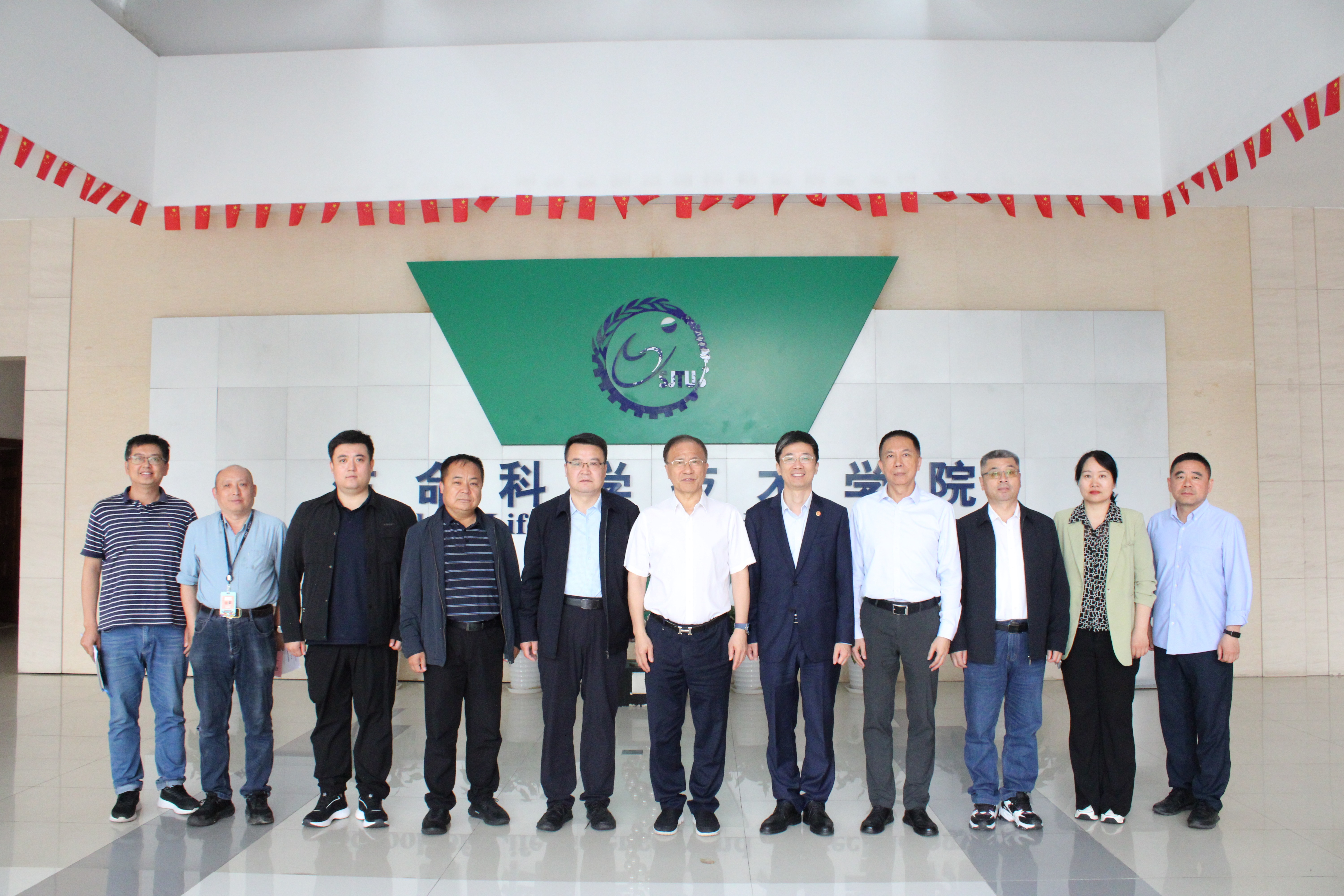 生命与食品学部联合生命科学学院赴上海交通大学生命科学技术学院调研访问