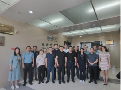 国家奶牛产业技术体系首席科学家李胜利教授、吉林农业大学吕文发副校长等专家莅临宁夏大学动物科技学院指导交流